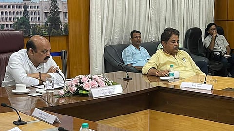 पूरपरिस्थितीची बैठक सुरू असताना झोपले कर्नाटकचे मंत्री; काँग्रेसने म्हटले...