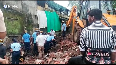 Guard wall of Central Railway collapsed in Dombivli Two workers killed three injured