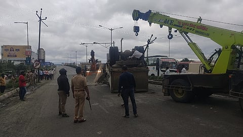 खड्डे चुकवताना संतुलन बिघडल्याने डंपर झाला पलटी