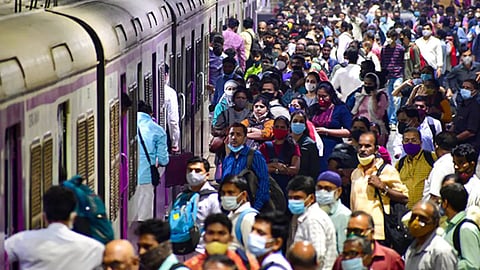 Mumbai Local: गणेशभक्तांसाठी रेल्वेचा मोठा निर्णय, तिन्ही मार्गांवर रात्री विशेष सेवा