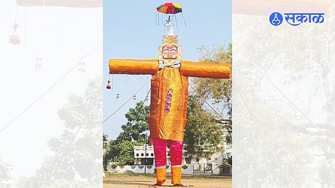 दसऱ्यानिमित्त साक्री रोडवरील गुरुनानक सोसायटीतील गुरु नानक मित्र मंडळाने तयार केलेली ६१ फुटी रावणाची प्रतिकृती.
