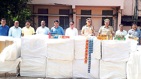 एलसीबीने जप्त केलेल्या गुटख्या पाहणीवेळी उपस्थित पोलिस अधिकारी व पथक