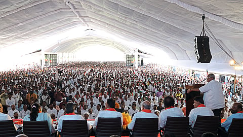 आर. सी. पटेल फार्मसीत मंत्र्यांच्या सत्कारावेळी बोलताना आमदार अमरिशभाई पटेल