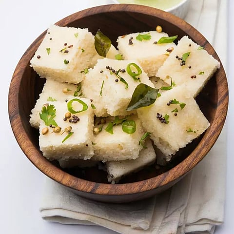 Breakfast recipe : ब्रेडपासून बनलेला ढोकळाही असतो स्वादिष्ट; पहा कसा बनवायचा