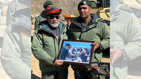 pm narendra modis emotional meeting with army officer after 21 years