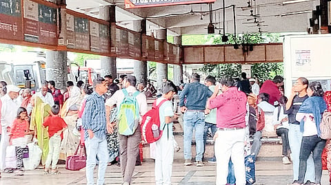 Crowd of passengers waiting for bus at Thakkar Bazar bus stand.
