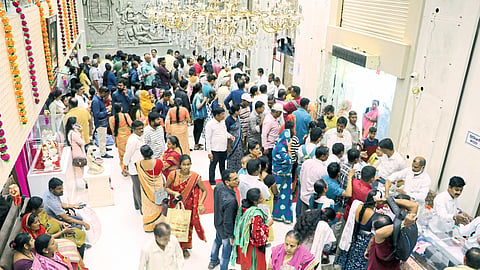 Ratanlal C. to buy gold on Saturday. Crowd in Bafna Shoru.