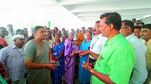 Employees of the Municipal Corporation presenting the pledge in front of the Municipal Councilors at the entrance of the Municipal Corporation.