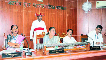Mayor Jayashree Mahajan speaking at the General Assembly held on Friday. Neighborhood Commissioner Vidya Gaikwad, Deputy Mayor Kulbhushan Patil, Municipal Secretary Sunil Gorane.