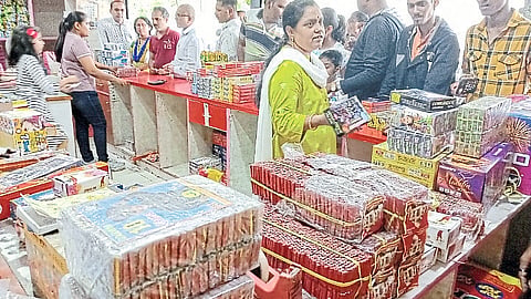 Crowd of citizens to buy firecrackers.
