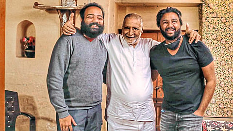Nashik: Actor Vikram Gokhale, director Nikhil Mahajan, writer Prajakt Deshmukh dressed as Naroshankar from the movie Godavari