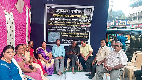 Jalgaon
Citizens gather to support Sridhar Chaudhary's hunger strike