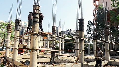 नव्याने तिसरा जलकुंभ बांधण्याचे गुरवारी सुरु असलेले काम
