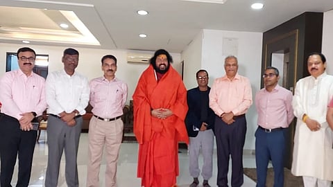 K. C. From left Municipal Commissioner Chandrakant Pulkundwar, Police Commissioner Jayant Naiknaware, Rajendra More of Maharashtra Police Academy, Collector D. Gangatharan, Swami Samavidananda of Kailas Math etc.