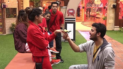 Bigg Boss Marathi 4 prasad jawade propose amruta deshmukh in senior junior task