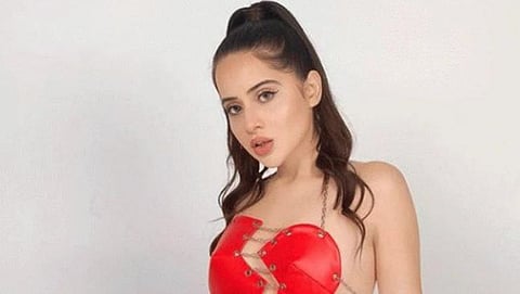 Urfi Javed Topless,nude video viral,hides her assets with 'helping hands'