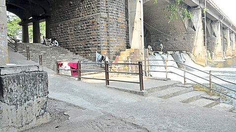Tawalkhor sitting under Ahilya Devi Holkar Bridge