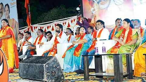 Pachora: Deputy leader Sushma Andhare speaking at a public meeting organized on the occasion of Mahaprabodhan Yatra. Vaishali Suryavanshi, Jayashree Mahajan, Kusum Patil, Gulabrao Wagh, Vishnu Bhangale, Deepak Singh Rajput, Sunil Patil, Sanjay Sawant, Harshal Mane and other officials and dignitaries on the platform