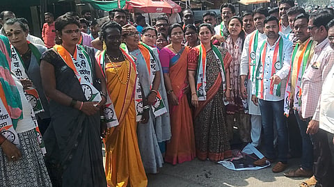 Pachora
NCP youth
NCP and Mahila Aghadi office bearers and workers along with Mahila Aghadi district president Vandana Chaudhary protesting against Minister Abdul Sattar on behalf of NCP