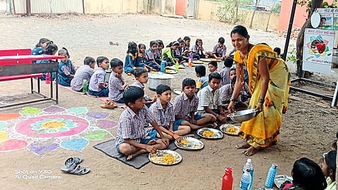 Rohile (Tr. Trimbakeshwar): Helpers broke the ground while preparing food for the students at the Zilla Parishad School here