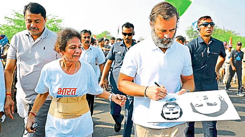 MP Rahul Gandhi signing the poster of Brinda Sheren of Nashik in the 'Bharat Jodo Yatra'