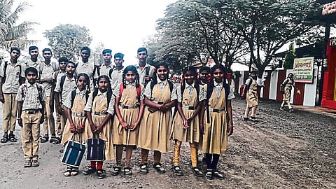 school students waiting for the bus at warkheda