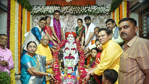 Sub-Divisional Officer Babanrao Kakade offering wreaths to the idol on the occasion of Mahapuja on the occasion of the 135th death anniversary of Santshiromani Devmamaledar Shri Yashwantrao Maharaj.