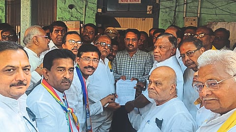 Officials of Sakal Jain Samaj giving a statement to Tehsildar Milind Kumar Wagh for the demand that Shikharji should be declared a pilgrimage site.