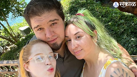 polyamorous throuple