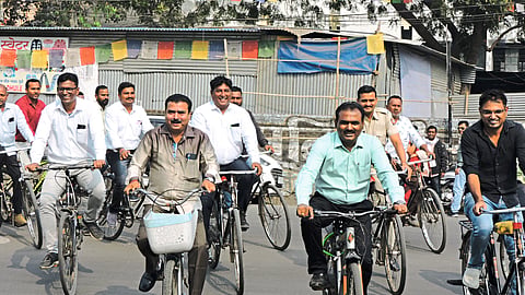 Devidas Tekale, Nitin Kapdanis, Manoj Wagh, Anil Salunkhe and other officials-employees coming to the Municipal Corporation on Tuesday in an activity under the Majhi Vasundhara Abhiyan.