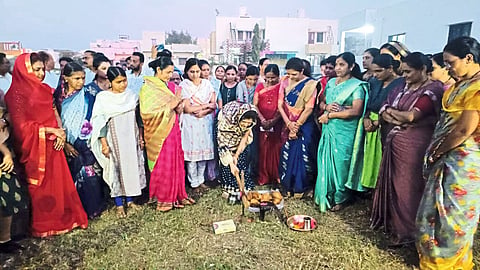 Nandurbar: Mayor Ratna Raghuvanshi and women corporators during the groundbreaking ceremony of development works in the city. In the second photo, former MLA Chandrakant Raghuvanshi on the occasion of Bhoomi Pujan. Neighbors Mayor Ratna Raghuvanshi, Deputy Mayor Kunal Vasave, Hiralal Chaudhary etc.