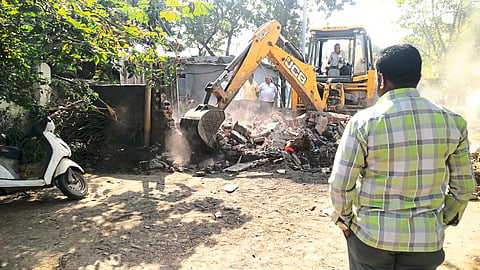 Jalgaon: Officials of Municipal Encroachment Department while demolishing a wall obstructing the road in Pimprala