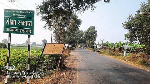 A plaque in the Madhya Pradesh border, just 300 meters from Chorwad village.
