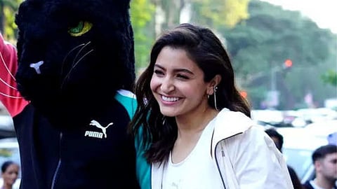Anushka Sharma Viral Video,arriving in swanky car,causing unnecessary traffic jam