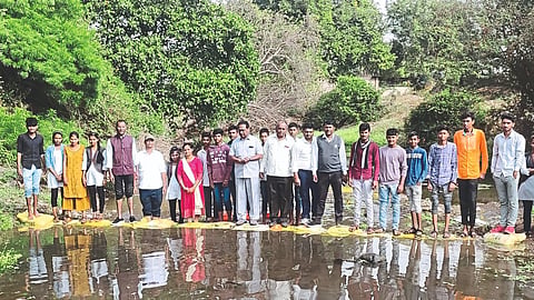 Students and teachers along with Kishore Jadhav, Pradeep Bhor, Archana Bhor, Praveen Vamne present on the occasion of Vanrai dam construction.