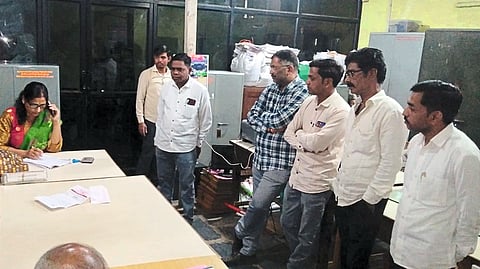 While demanding action against the school which is running without permission, Dr. Chitra Devare, Group Education Officer. A delegation led by Prashant Sonawane.