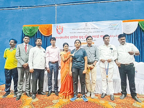 Sakshi Jagdale receiving the medal from dignitaries.