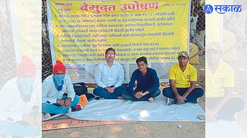 Complainants and affected farmers sat on hunger strike at Azad Maidan demanding immediate cancellation of ongoing illegal mining in mining belt at Rul (Igatpuri) and action against alleged corrupt administrative machinery including mining mafias.