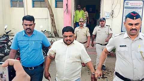 Malegaon: Cantonment police taking Vasudev Shirke, the mastermind of the land buying and selling fraud gang, to the court.