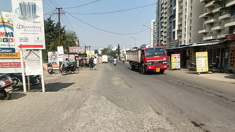 दोन्ही रस्त्यावरील वाहतूककोंडी