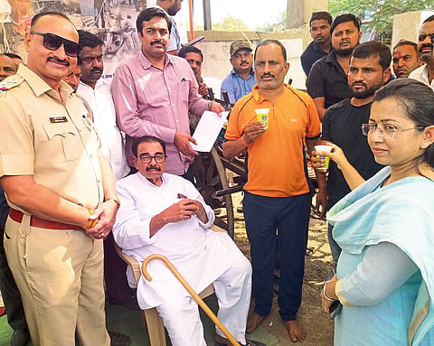 Shindkheda: Tehsildar Asha Gagurde-Sanghvi during the indefinite hunger strike of Shiv Sena District Deputy Chief Shanabhau Sonwane. Neighbors include former state minister Hemant Deshmukh, police inspector Sunil Bhabad and others