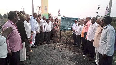 Zilla Parishad member Jayashree Patil along with Sarpanch, Upasarpanch villagers etc.