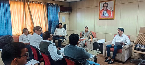 Jalgaon: Mayor Jayashree Mahajan, Deputy Mayor Kulbhushan Patil and Commissioner Devidas Pawar while reviewing the work of municipal officials