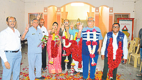 Jalgaon: Poet Bahinabai Chowdhury officials of the University Development Forum cheering with the winning candidates from the management representatives (organizational group) in the election of various authorities of North Maharashtra University