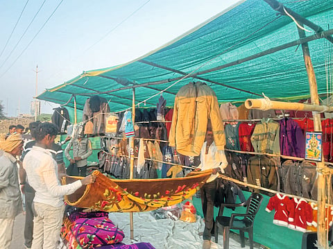 थंडीमुळे उबदार कपड्यांना मागणी