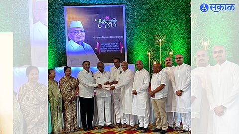 Dr. Sunil Dhikle, president of the organization, while accepting a check of one lakh rupees given to MVIPR organization by his family.