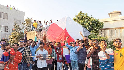 Even as the day went down, hobbyists were releasing kites from the terrace.