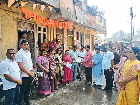 Jalgaon: The campaigning of Vidyapeeth Vikas Manch candidates for the graduate election of UMVI Adhisabha started from Friday. MLA Rajumama Bhole, Seema Bhole, Dilip Patil etc
