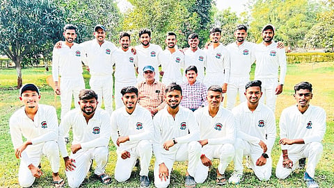 Jalgaon: Poet Bahinabai Chaudhary with the team of North Maharashtra University coach Prof. Dr. Dr. Sachin Zope, Director of Sports. Dinesh Patil.