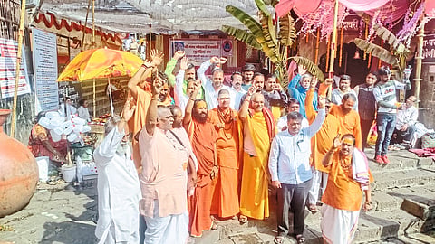 Sadhu Mahant, priests and officials of Hindu Dharma Association etc. were shouting loud slogans.